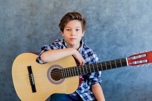 Cute teen boy avec guitare