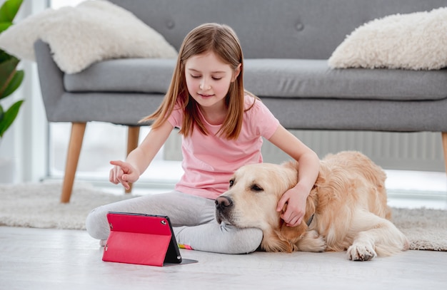 Cute Woman Hugging Golden Retriever Dog Et Parler En Ligne Avec Des Amis De La Famille Sur Tablette