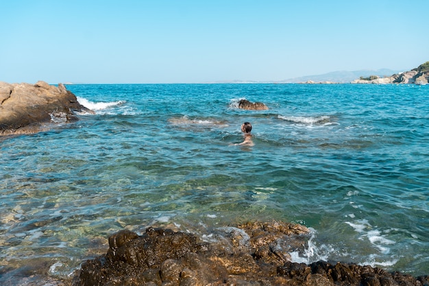 Cutie jeune fille s'amusant à l'heure d'été de la mer