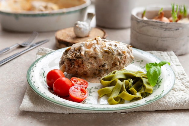 Photo cutlet de viande traditionnel ukrainien à la maison zrazy avec pâte de tagliatelle d'épinards