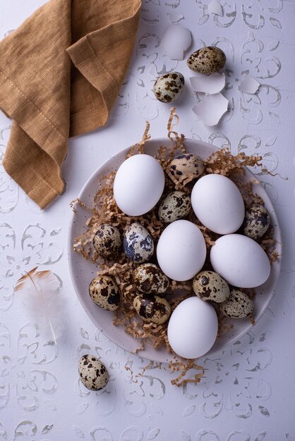 Cuvette avec des oeufs crus de poulet et de caille o