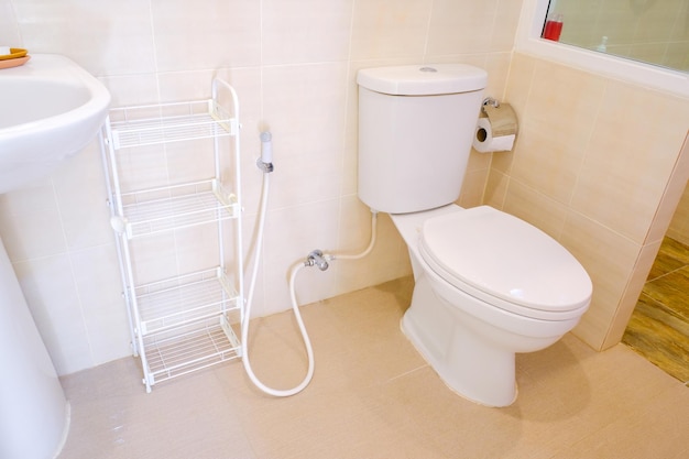 Cuvette des toilettes dans une salle de bain moderne avec chasse d'eau