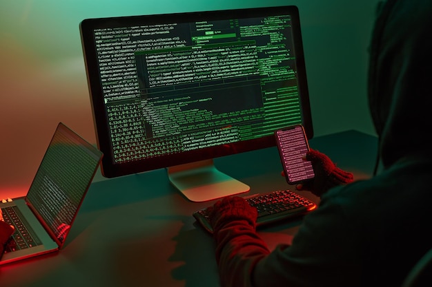 Cyber guerre hacker briser la sécurité personne anonyme accéder à des données secrètes programmation de cyberattaque
