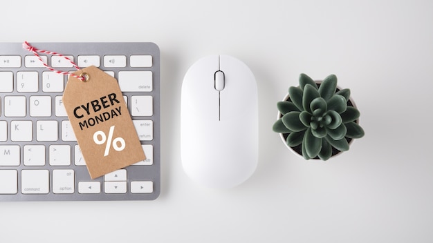 cyber lundi à plat avec clavier, étiquette et plante