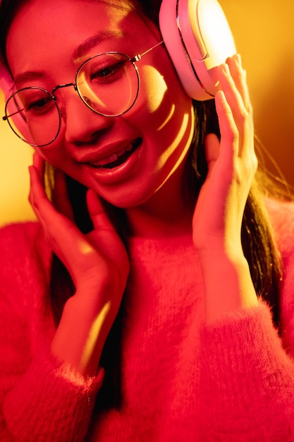 Photo cyber musique couleur lumière visage dj fille dans les écouteurs