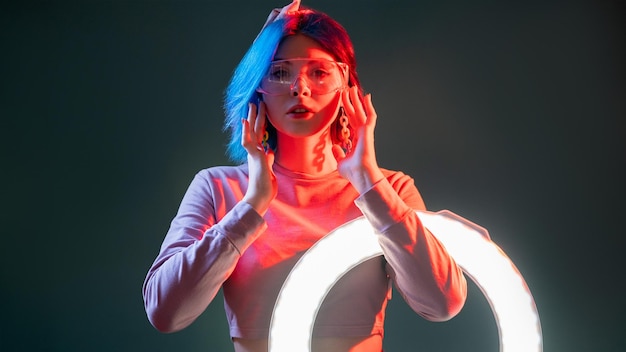 Cyberpunk mode néon lumière portrait femme conduit
