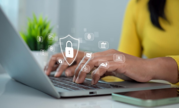 Cybersécurité et concept de technologie de sécurité de réseau mondial Femme d'affaires protégeant les données personnelles sur l'ordinateur avec une interface virtuelle Technologie sécurisée Internet Sécurité informatique