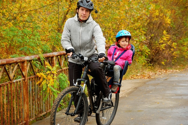 Cyclisme en famille à l'extérieur, automne doré dans le parc