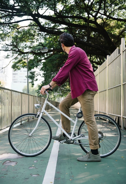 Cyclisme occasionnel dans un parc