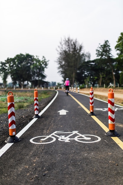 Cyclisme pour la santé le long de la piste cyclable dans la journée