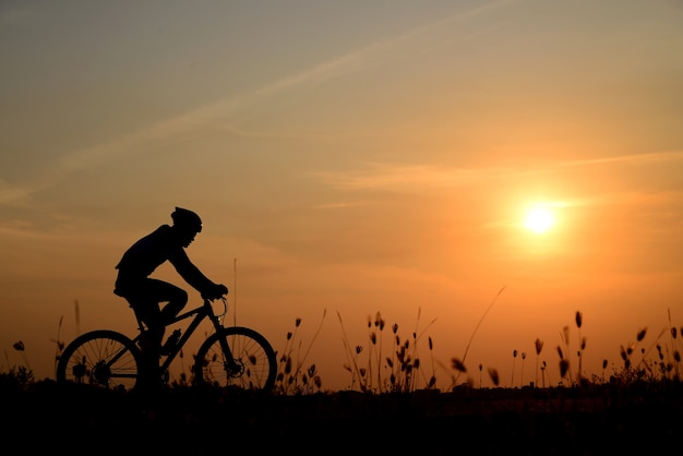 cycliste au coucher du soleil