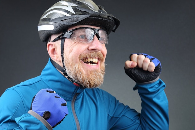 Un cycliste barbu se réjouit de la victoire
