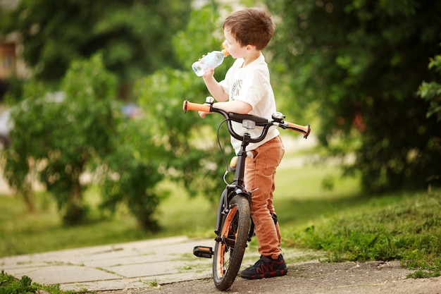 Le cycliste boit de l'eau