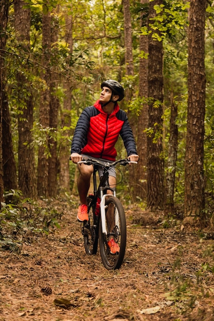 Cycliste dans la jungle. Sportif dans la jungle. Sports alternatifs et concept de plein air.