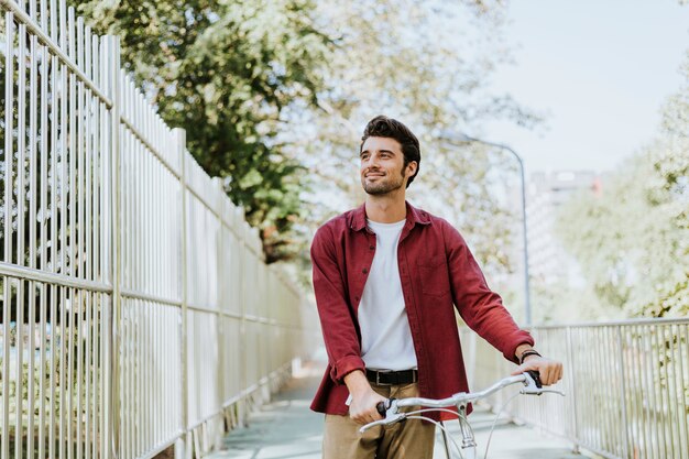 Cycliste dans un parc