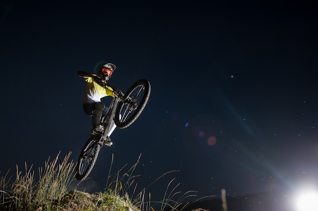 Cycliste descendant en VTT sur la colline