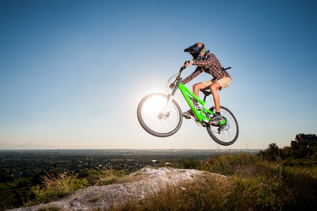 Cycliste descendant en VTT sur la colline