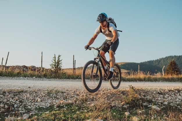 Cycliste faisant du vélo sur le sentier dans la forêt Homme faisant du vélo sur une piste d'enduro Motivation et inspiration de remise en forme sportive Concept de sport extrême Mise au point sélective Photo de haute qualité