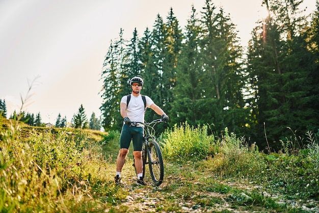 Cycliste faisant du vélo sur le sentier dans la forêt Homme faisant du vélo sur une piste d'enduro Motivation et inspiration Sport Fitness Concept de sport extrême Mise au point sélective