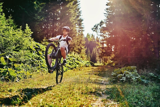 Cycliste faisant du vélo sur le sentier dans la forêt Homme faisant du vélo sur une piste d'enduro Motivation et inspiration Sport Fitness Concept de sport extrême Mise au point sélective