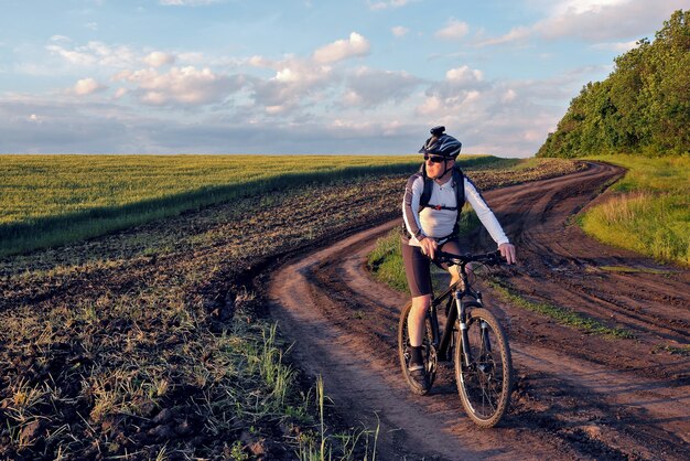 cycliste fait du vélo dans un champ