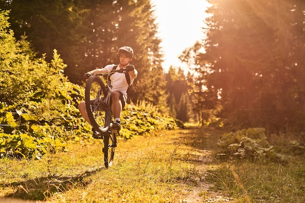 Un cycliste fait du vélo sur des routes forestières extrêmes et dangereuses Mise au point sélective