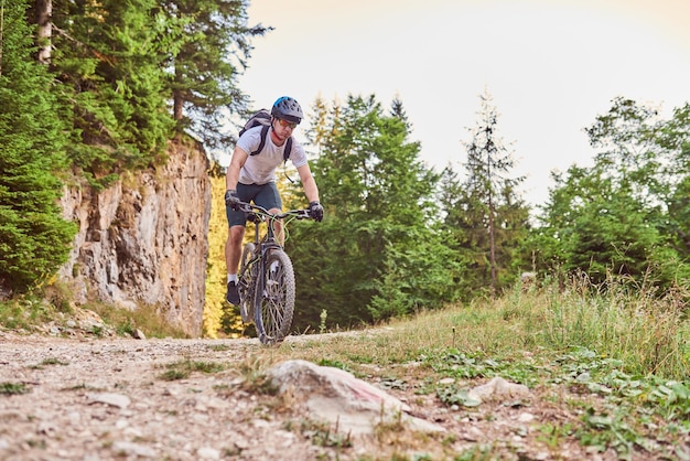 Un cycliste fait du vélo sur des routes forestières extrêmes et dangereuses Mise au point sélective