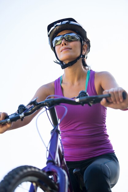 Cycliste féminine à vélo dans la campagne