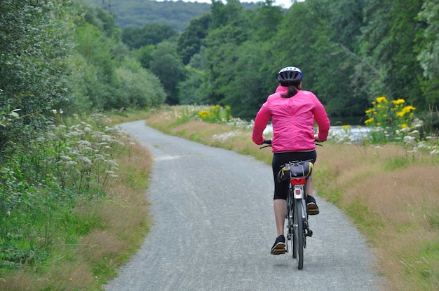 Un cycliste le long du canal.