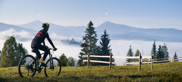 Cycliste masculin faisant du vélo dans les montagnes