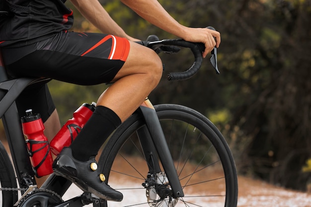 Photo cycliste masculin avec formation de casque sur le vélo à l'extérieur