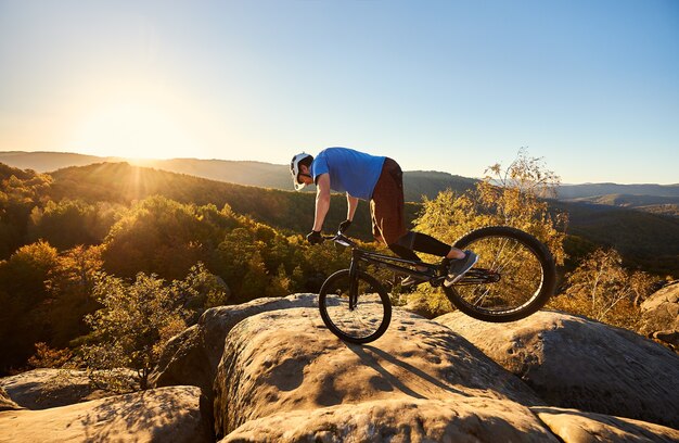 Cycliste Professionnel En équilibre Sur Vélo D'essai Au Coucher Du Soleil