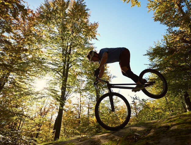 Cycliste Professionnel En équilibre Sur Vélo D'essai Au Coucher Du Soleil