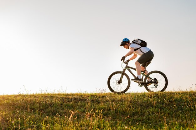 Cycliste professionnel de vélo de montagne à cheval dans la nature mode de vie actif