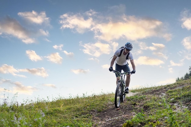 Cycliste professionnel de VTT en descente