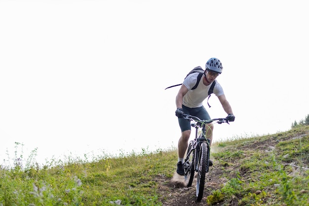 Cycliste professionnel de VTT en descente