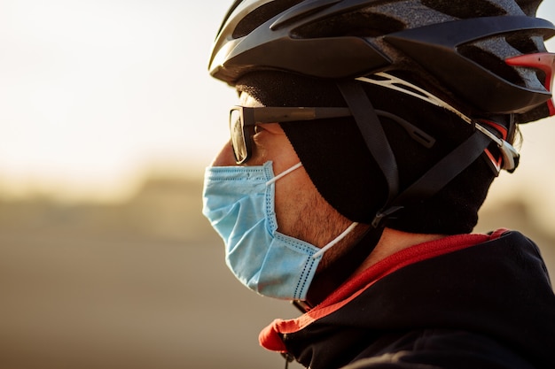 Cycliste en quarantaine dans un casque et un masque