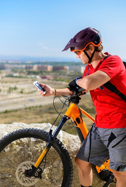 Cycliste regardant le mobile dans la ville