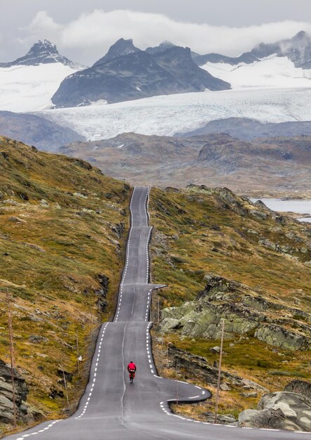 Cycliste sur route de montagne en Norvège