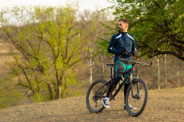 Le cycliste se promène dans les bois