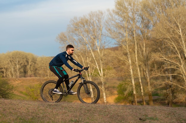 Le cycliste se promène dans les bois