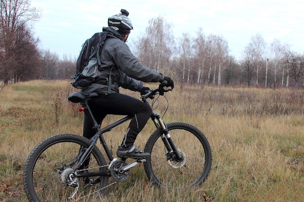 Un cycliste se promène dans la nature