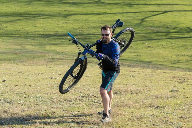 Cycliste en short et maillot sur un vélo semi-rigide en carbone moderne avec une fourche à suspension pneumatique