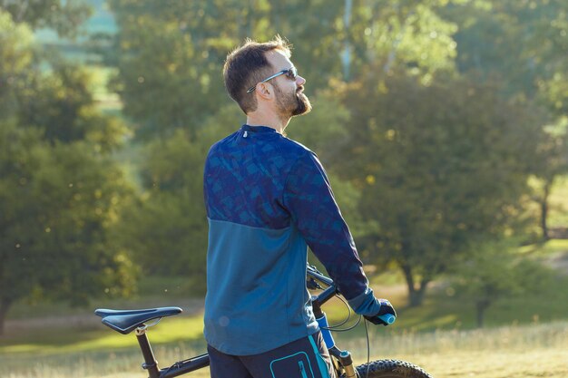 Cycliste En Short Et Maillot Sur Un Vélo Semi-rigide Moderne En Carbone Avec Fourche à Suspension Pneumatique