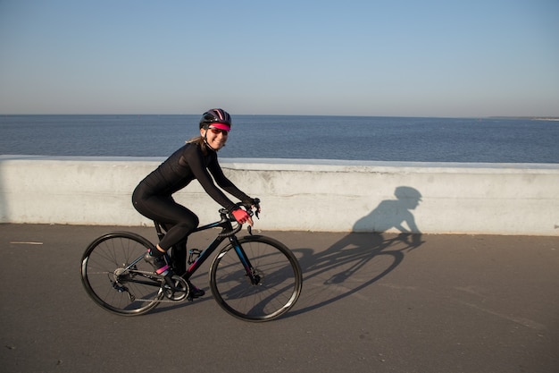 Cycliste souriant sur le front de mer de la ville