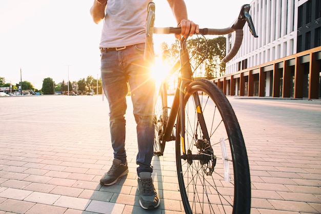 Le cycliste en tenue décontractée faisant du vélo le soir