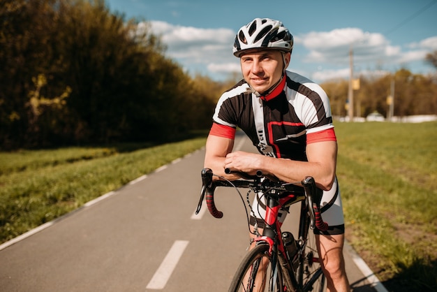 Cycliste en tenue de sport, cyclisme sur route asphaltée