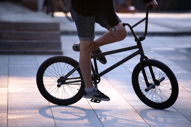 Le cycliste urbain en mouvement sur le trottoir