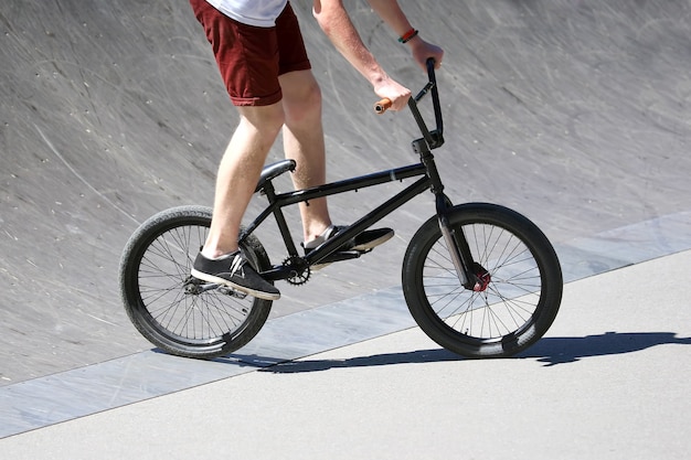 Le cycliste urbain en mouvement sur le trottoir