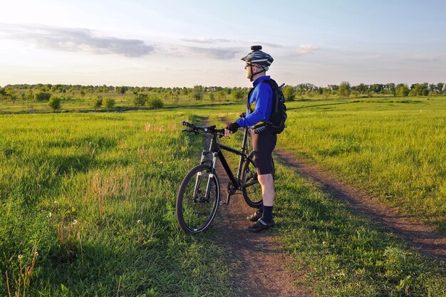 Cycliste avec un vélo au soleil